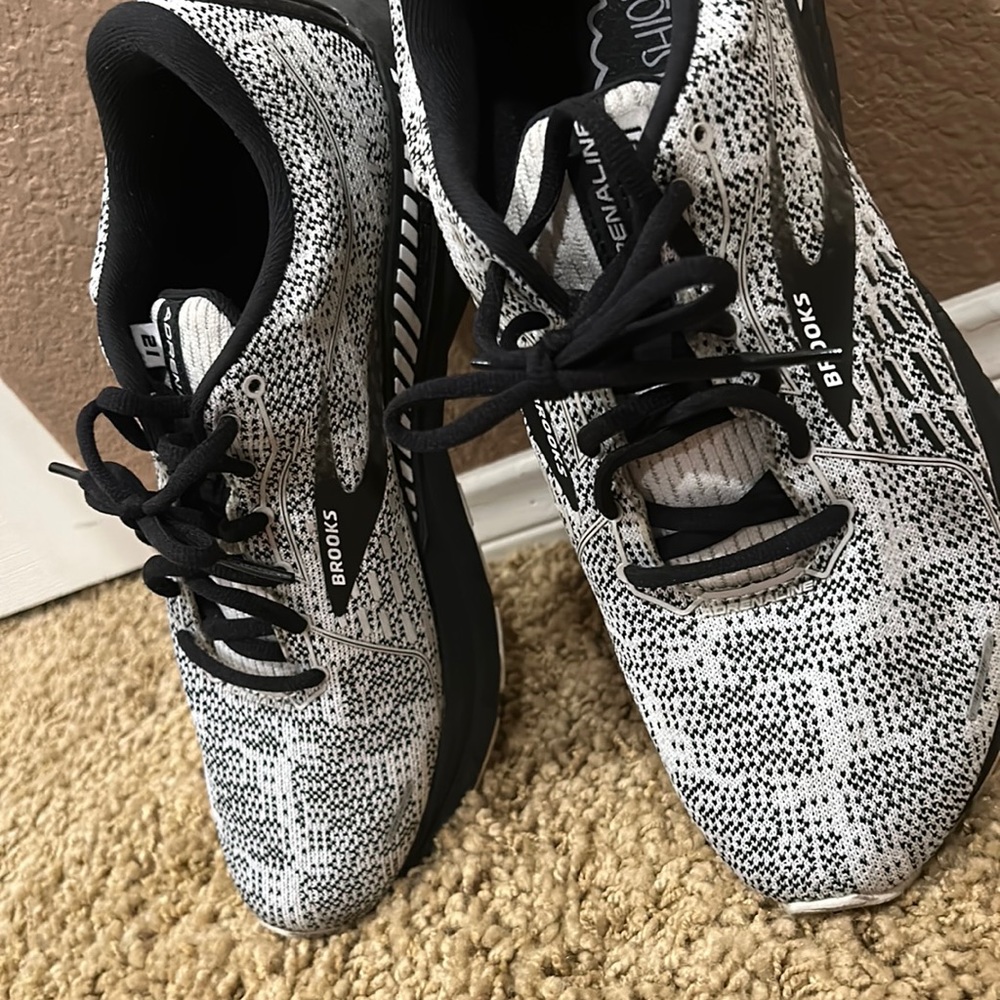 Running shoes - Picture 1 of 3